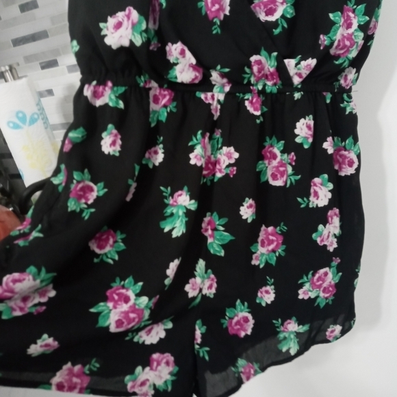 Forever 21 Women's Floral Romper. Spaghetti ?Straps - Picture 3 of 8